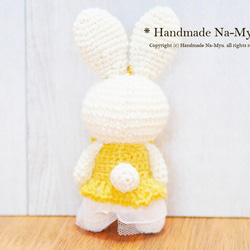 ★即日発送★fabric&wool★ 白ウサギちゃん（立ち姿）黄色ワンピース・約11cm／Mサイズ 3枚目の画像