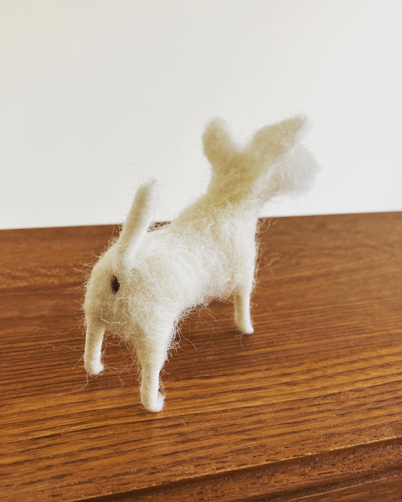 羊毛フェルト犬 ミニチュアシュナウザー 白シュナ ハンドメイド置物 7枚目の画像