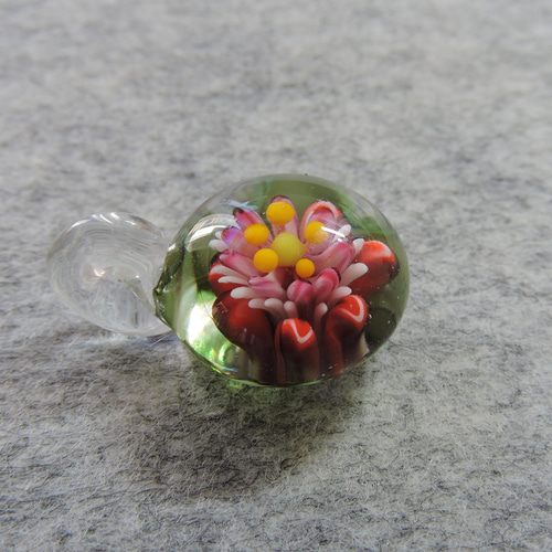 ガラスのペンダントトップ・赤い小花【オープンセール品】国産