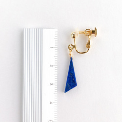 【受注製作】ラピスラズリの一粒イヤリング【ピアス変更OK】 フラットトライアングル 天然石 青 シンプル 三角 9枚目の画像