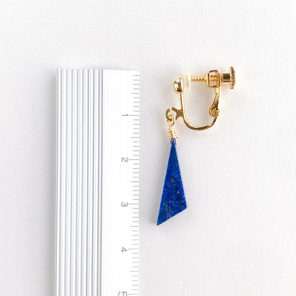 【受注製作】ラピスラズリの一粒イヤリング【ピアス変更OK】 フラットトライアングル 天然石 青 シンプル 三角 9枚目の画像