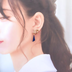 【受注製作】ラピスラズリの一粒イヤリング【ピアス変更OK】 フラットトライアングル 天然石 青 シンプル 三角 8枚目の画像