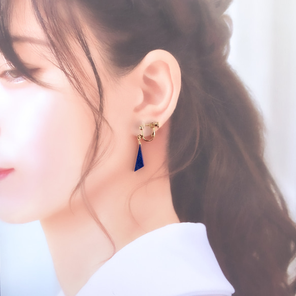 【受注製作】ラピスラズリの一粒イヤリング【ピアス変更OK】 フラットトライアングル 天然石 青 シンプル 三角 8枚目の画像