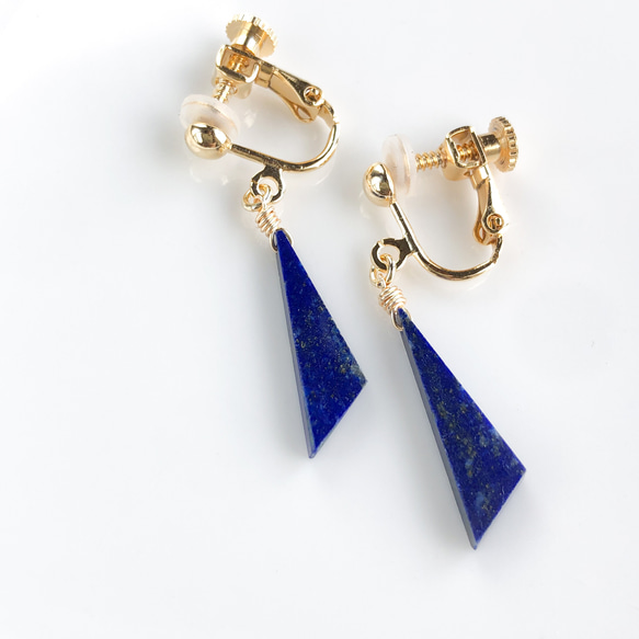 【受注製作】ラピスラズリの一粒イヤリング【ピアス変更OK】 フラットトライアングル 天然石 青 シンプル 三角 6枚目の画像