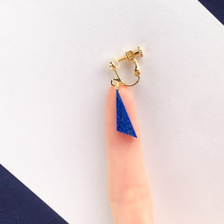 【受注製作】ラピスラズリの一粒イヤリング【ピアス変更OK】 フラットトライアングル 天然石 青 シンプル 三角 10枚目の画像