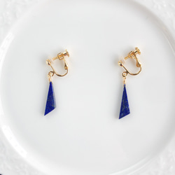 【受注製作】ラピスラズリの一粒イヤリング【ピアス変更OK】 フラットトライアングル 天然石 青 シンプル 三角 7枚目の画像