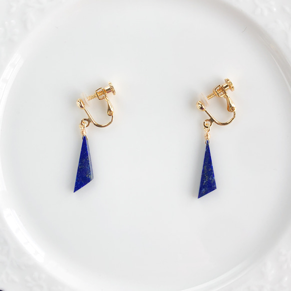【受注製作】ラピスラズリの一粒イヤリング【ピアス変更OK】 フラットトライアングル 天然石 青 シンプル 三角 7枚目の画像