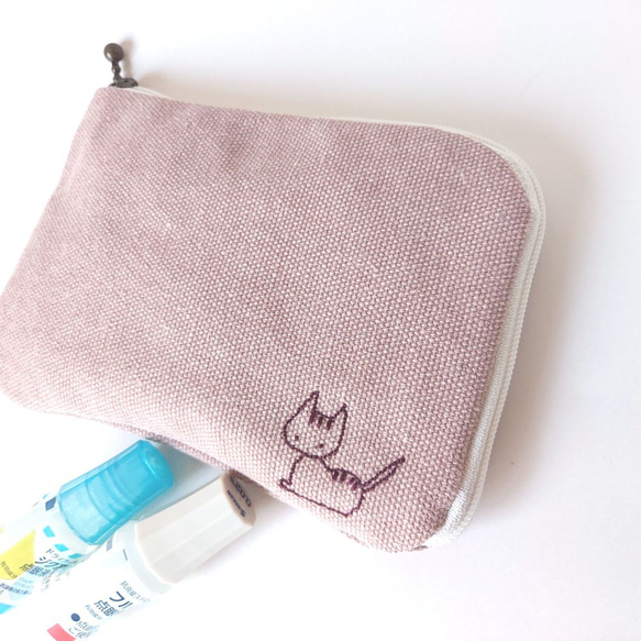 ねこ&さかな刺繍 パクっと開く ミニL字型ファスナーポケット2つポーチ サニタリー ネコ 猫 にゃんこ*ピンクベージュ 10枚目の画像