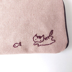 ねこ&さかな刺繍 パクっと開く ミニL字型ファスナーポケット2つポーチ サニタリー ネコ 猫 にゃんこ*ピンクベージュ 9枚目の画像