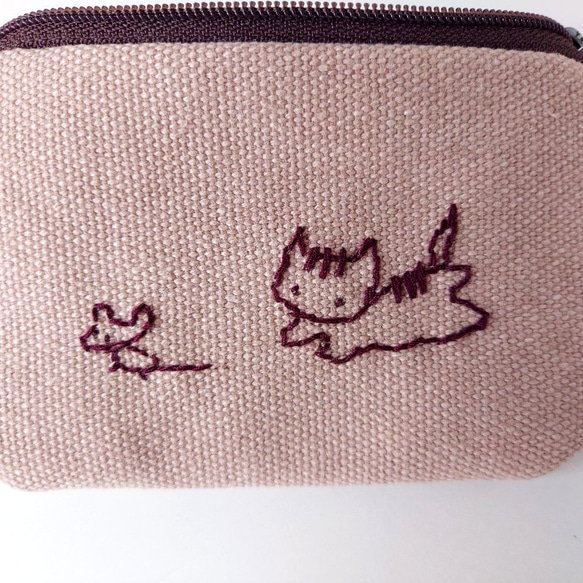 ねこ&さかな刺繍 パクっと開く ミニL字型ファスナーポケット2つポーチ サニタリー ネコ 猫 にゃんこ*ピンクベージュ 7枚目の画像