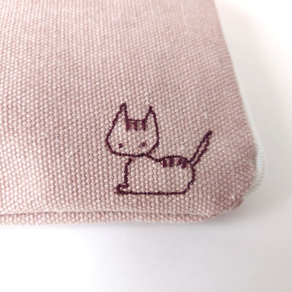 ねこ&さかな刺繍 パクっと開く ミニL字型ファスナーポケット2つポーチ サニタリー ネコ 猫 にゃんこ*ピンクベージュ 11枚目の画像