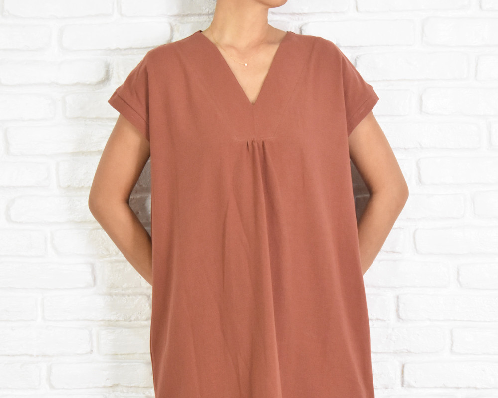 再販　コットン素材のシンプルなVネックワンピース　テラコッタ