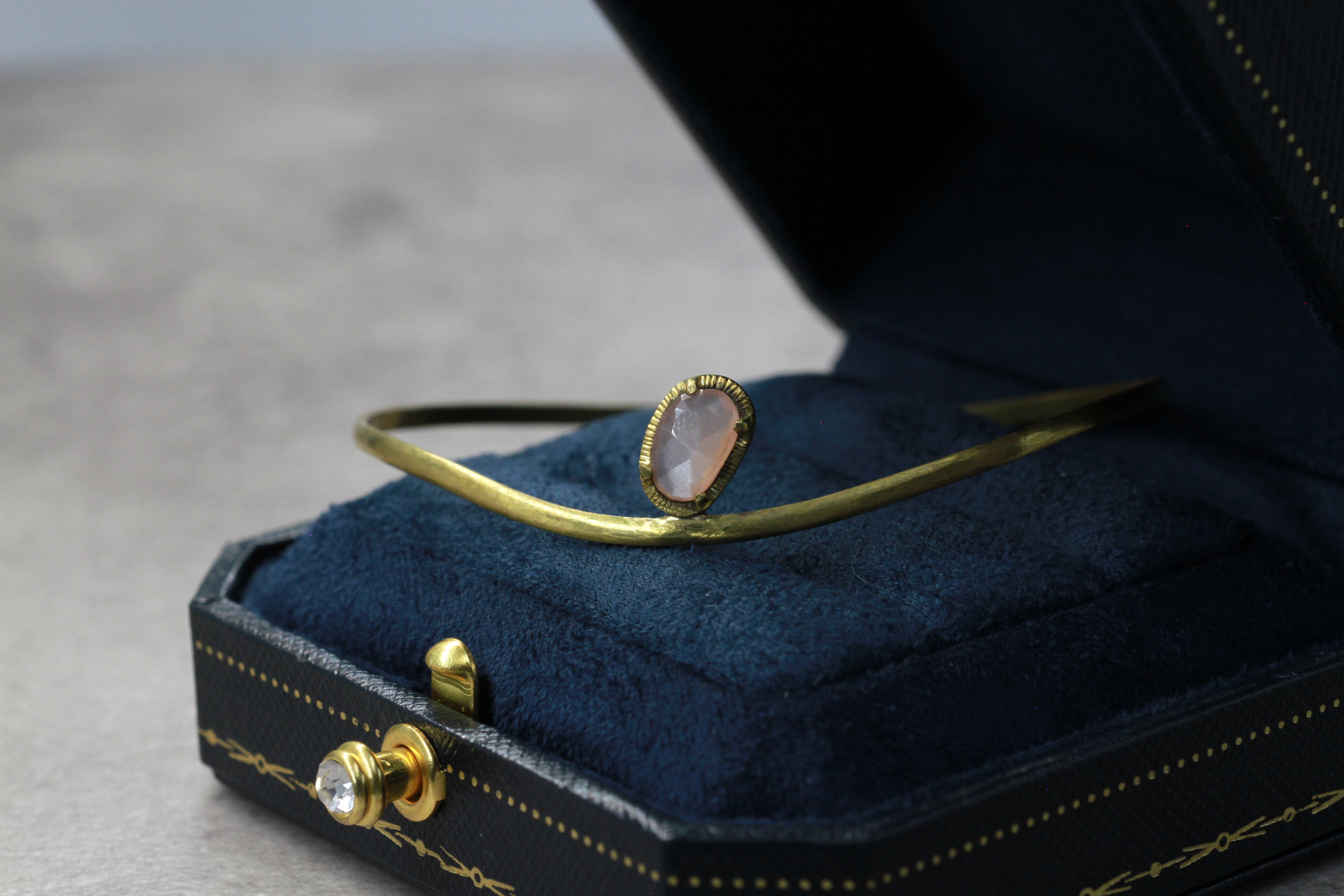 mermaid bangle　ピーチムーンストーン／真鍮