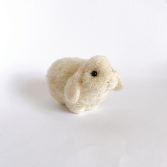 クリーム色のロップイヤーうさぎ 羊毛フェルトマスコット 羊毛フェルト