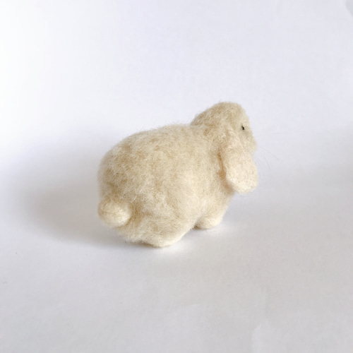 クリーム色のロップイヤーうさぎ 羊毛フェルトマスコット 羊毛フェルト