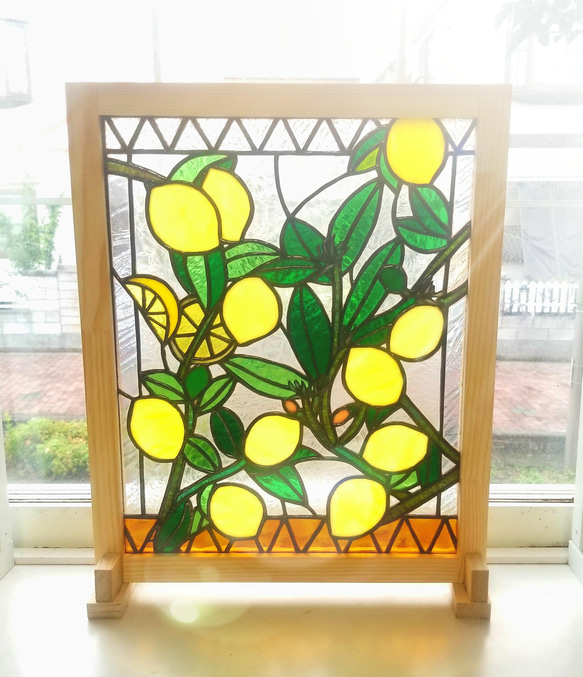 ステンドグラス　レモンモチーフのパネル(スタンド付)                                     ただいま在庫切れのため発送まで約1ヶ月いただけましたら幸いです。ステンドグラス製　 S1896865047(14430円)
