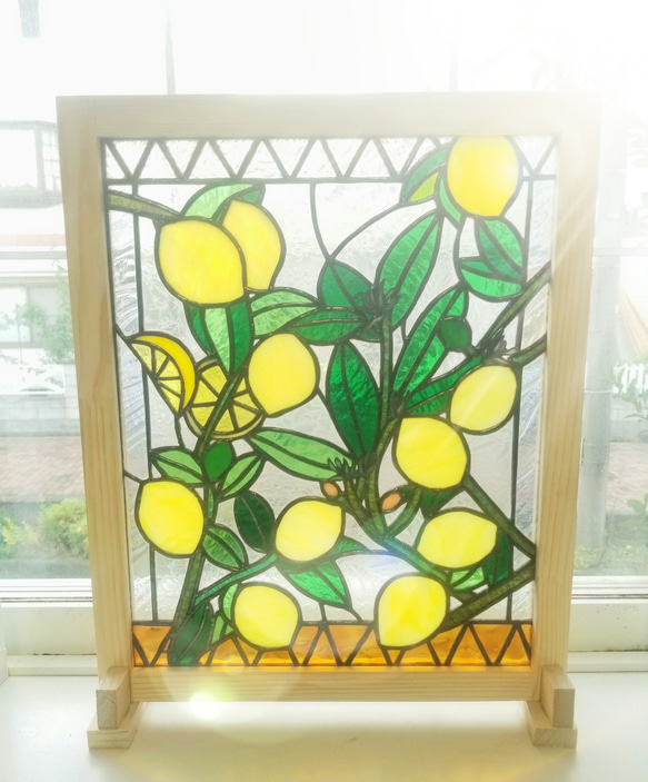 ステンドグラス　レモンモチーフのパネル(スタンド付)                                     ただいま在庫切れのため発送まで約1ヶ月いただけましたら幸いです。ステンドグラス製　 S1896865047(14430円)