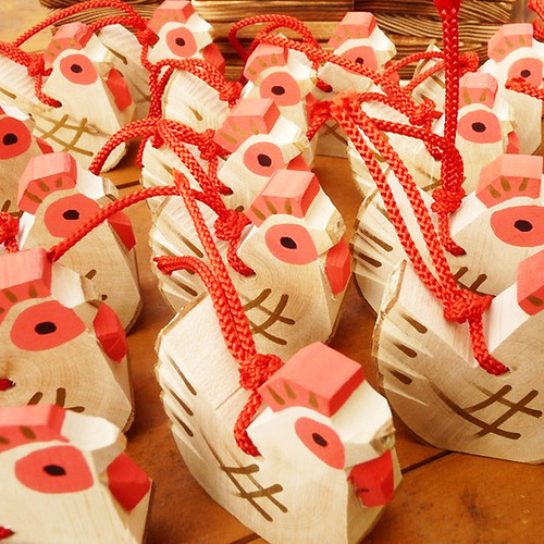 エゴノキ材の木彫、干支の酉（とり）の置物 その他置物 PAPAS&TOYS