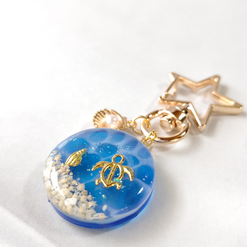 ⚓️ラッキー星の砂たちの海塗りキーホルダー⚓️② ☆夏の新作☆水面模様とホヌと星の砂のラウンド型キーホルダー