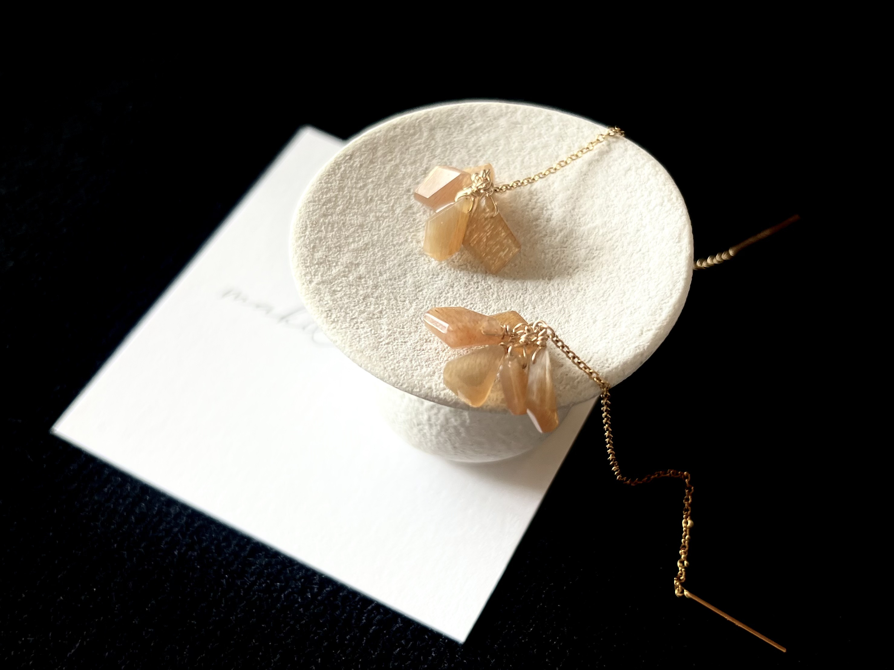 花びらアメリカンピアス【ゴールデンシャインムーンストーン】14kgf 秋 紅葉 6月誕生石