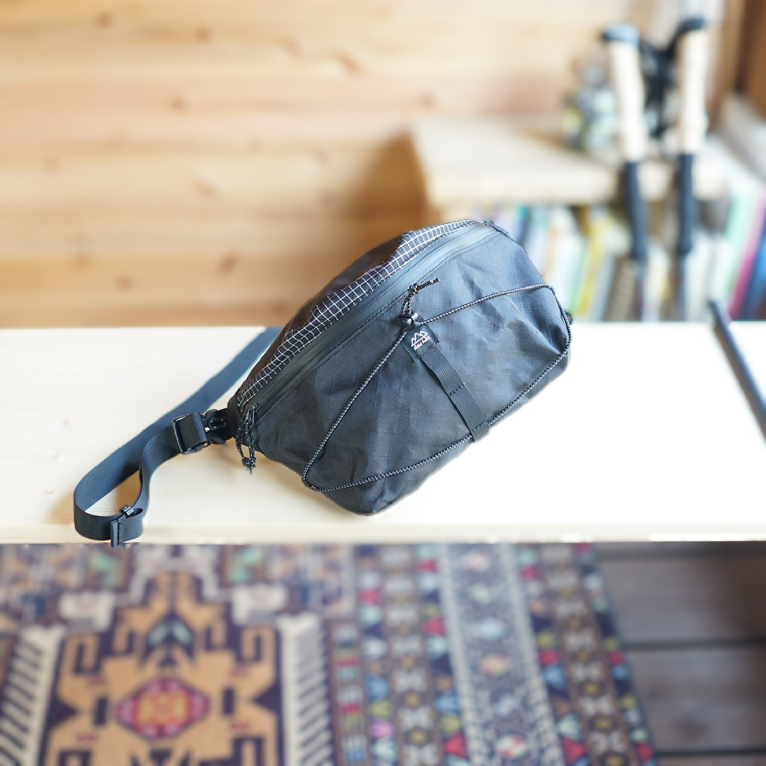 雨の日も軽やか 日常も旅行も山も。ECOPAK・ブラック｜ハイカーナナメバッグ・M｜登山・キャンプ・アウトドア