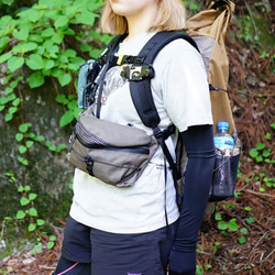 黑色【Hiker Naname Bag，M】/登山、防水、輕量、露營、戶外、屍包、slowhike、黑色 第14張的照片