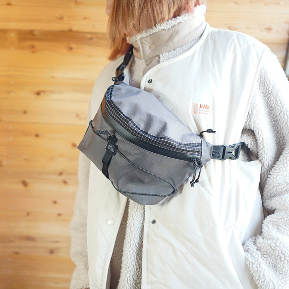 灰色【Hiker Naname Bag，M】/裹屍包、單肩包、慢行包，適合登山、防水、露營、戶外活動。 第4張的照片