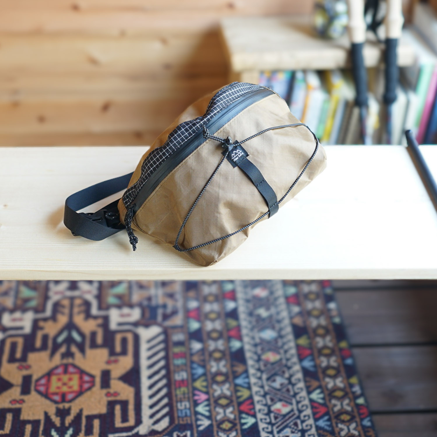 アースカラーコーデになじむ コヨーテ ECOPAK｜ハイカーナナメバッグ・M｜防水・登山・キャンプ・アウトドア