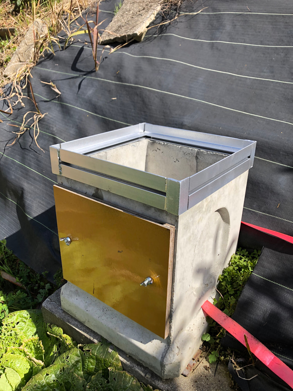 日本蜜蜂 重箱用 鉄製4面巣門 240mm集水桝用 5枚目の画像