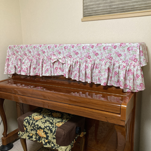 華やかなピンクのバラが咲くミルキーホワイトのピアノカバー 11枚目の画像
