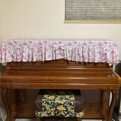華やかなピンクのバラが咲くミルキーホワイトのピアノカバー 2枚目の画像