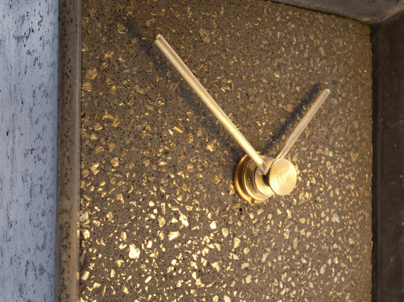 シンプルな置き時計　パイライト　コンクリート 1枚目の画像