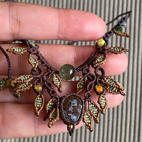 カラフルな木の実♡ナチュラルボルダーオパール マクラメネックレス 02