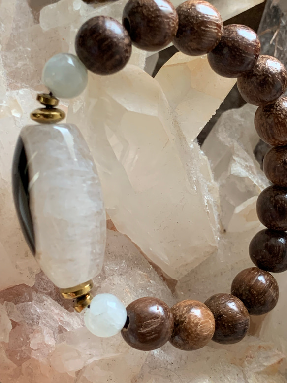パワーの塊　水晶含有 チベット羊眼天珠とベトナム産沈香木珠のブレスレット 5枚目の画像