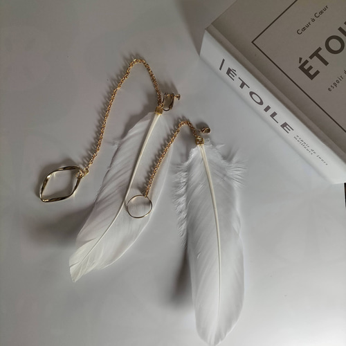 ホワイト羽根フープイヤリング ホワイト羽根フープイヤリング