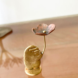 受注制作「大きなお花とゴリラ」小さな真鍮オブジェ 3枚目の画像