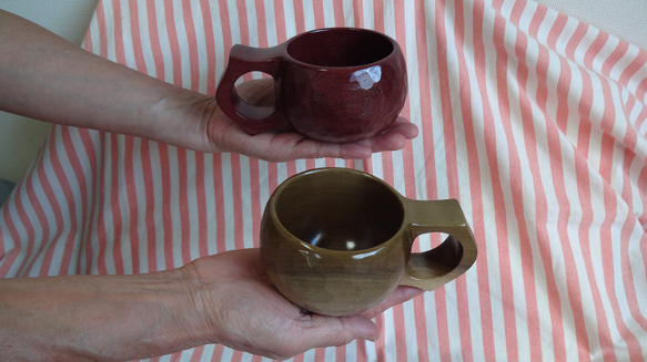 　パープルとグリーンの一木彫りペアコーヒーカップ 2枚目の画像