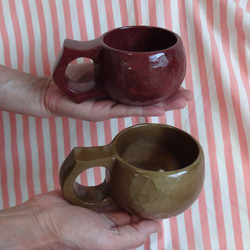 　パープルとグリーンの一木彫りペアコーヒーカップ 1枚目の画像