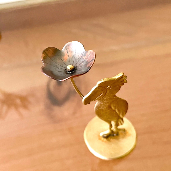 受注制作「大きなお花とハシビロコウ」小さな真鍮オブジェ 3枚目の画像