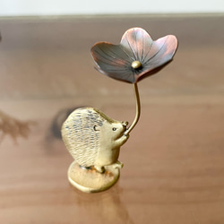 受注制作「大きなお花とハリネズミ」小さな真鍮オブジェ 3枚目の画像