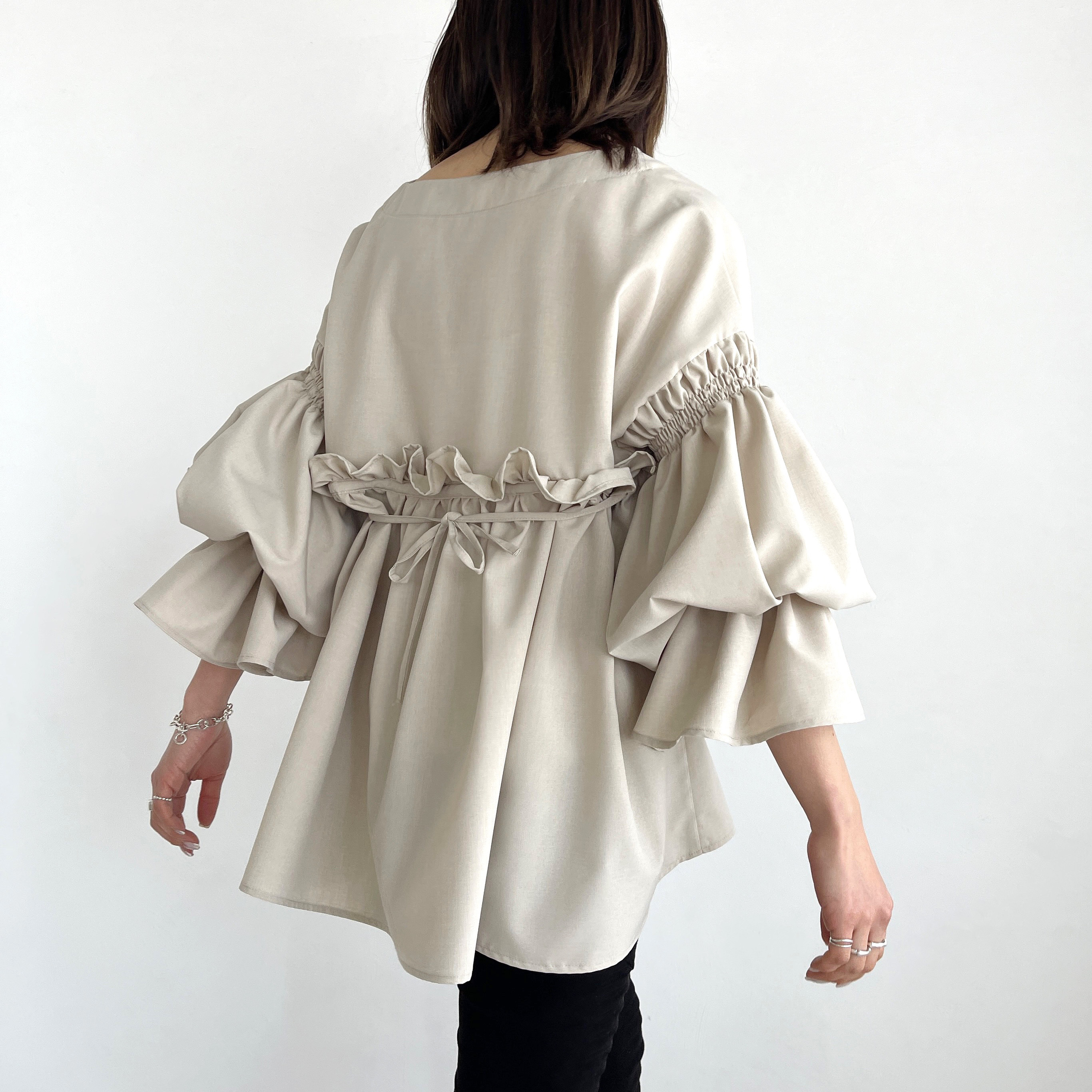 バックフリルキャンディースリーブブラウス(greige)