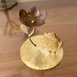 「お花が咲いたネコさん」小さな真鍮オブジェ 4枚目の画像