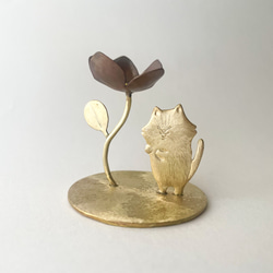 「お花が咲いたネコさん」小さな真鍮オブジェ 1枚目の画像