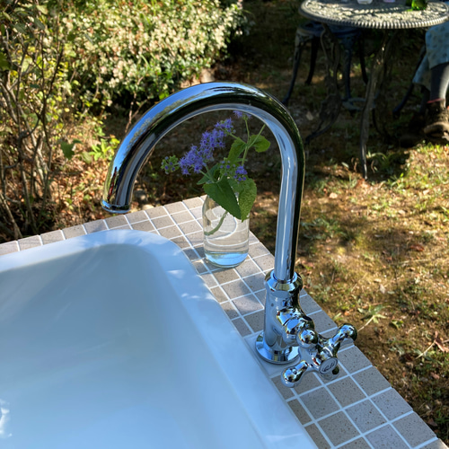 タイル製ガーデンシンク 水色と緑色系 ぷっくり可愛いタイルのグリーン