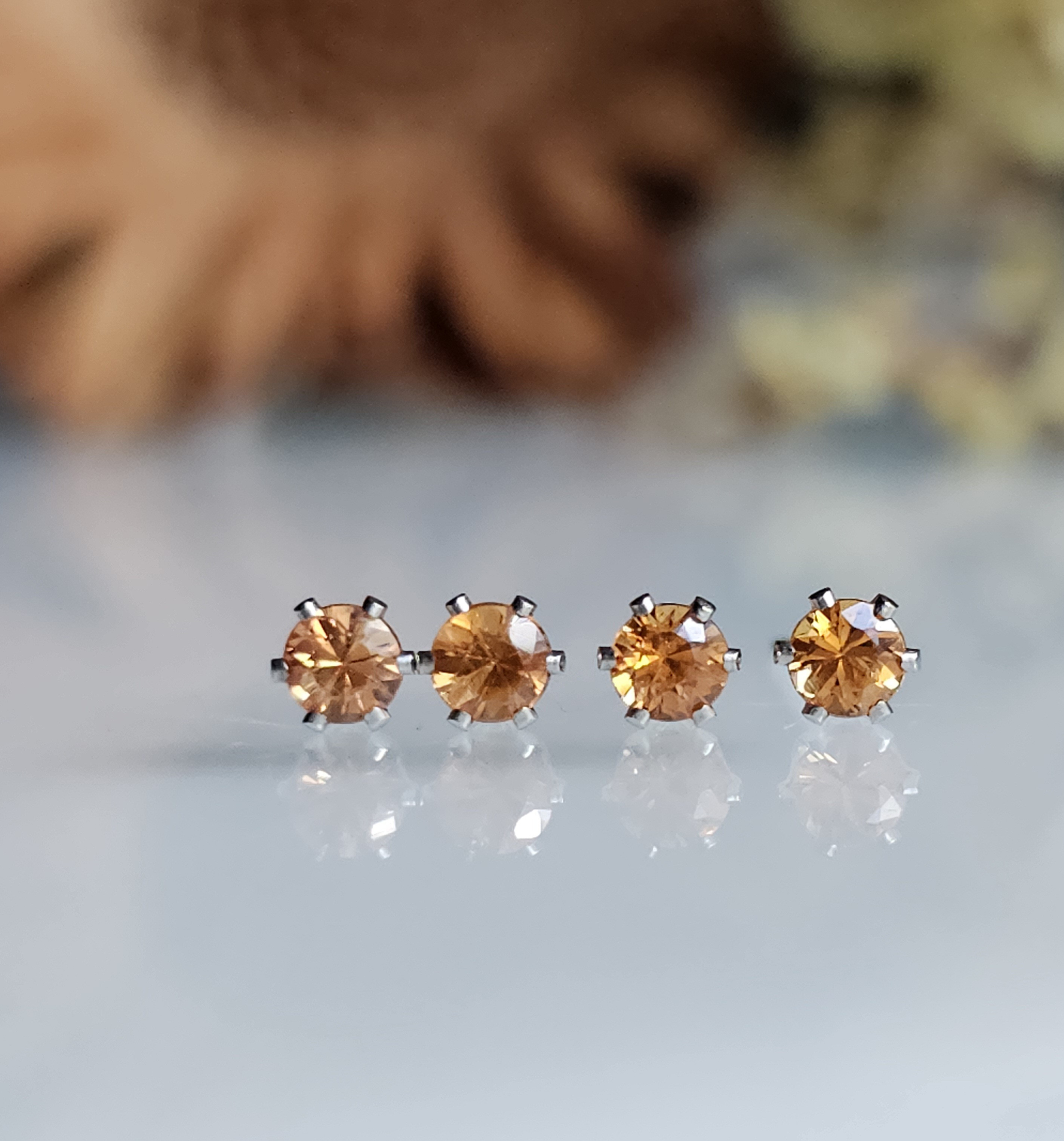 9月の誕生石オレンジサファイア、着けっぱなしOKスタッドピアス