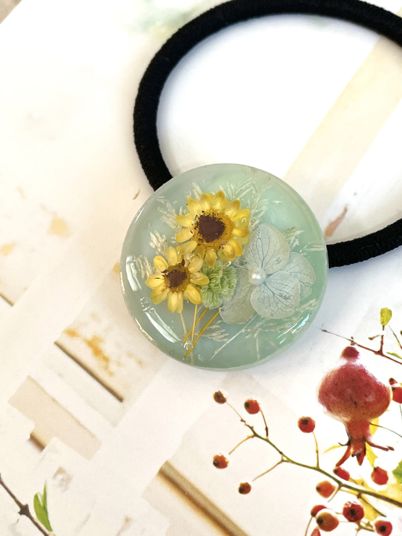 ひまわりハートレジンヘアゴム ポニーフック変更可能。 ピンクフラワーとひまわりハートレジンヘアゴム ポニーフック変更可能