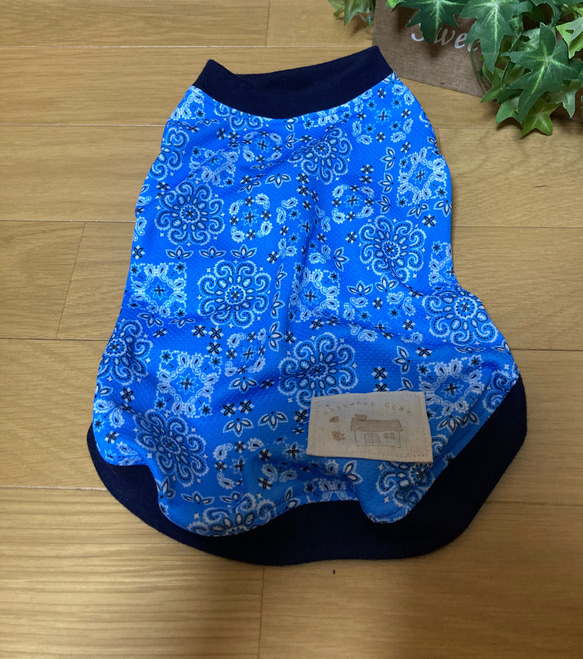 ☆ハンドメイド 犬 ワンコ 服 セミオーダー 接触冷感　メッシュ　ペイズリー柄 タンクトップ　水色☆送料無料 2枚目の画像