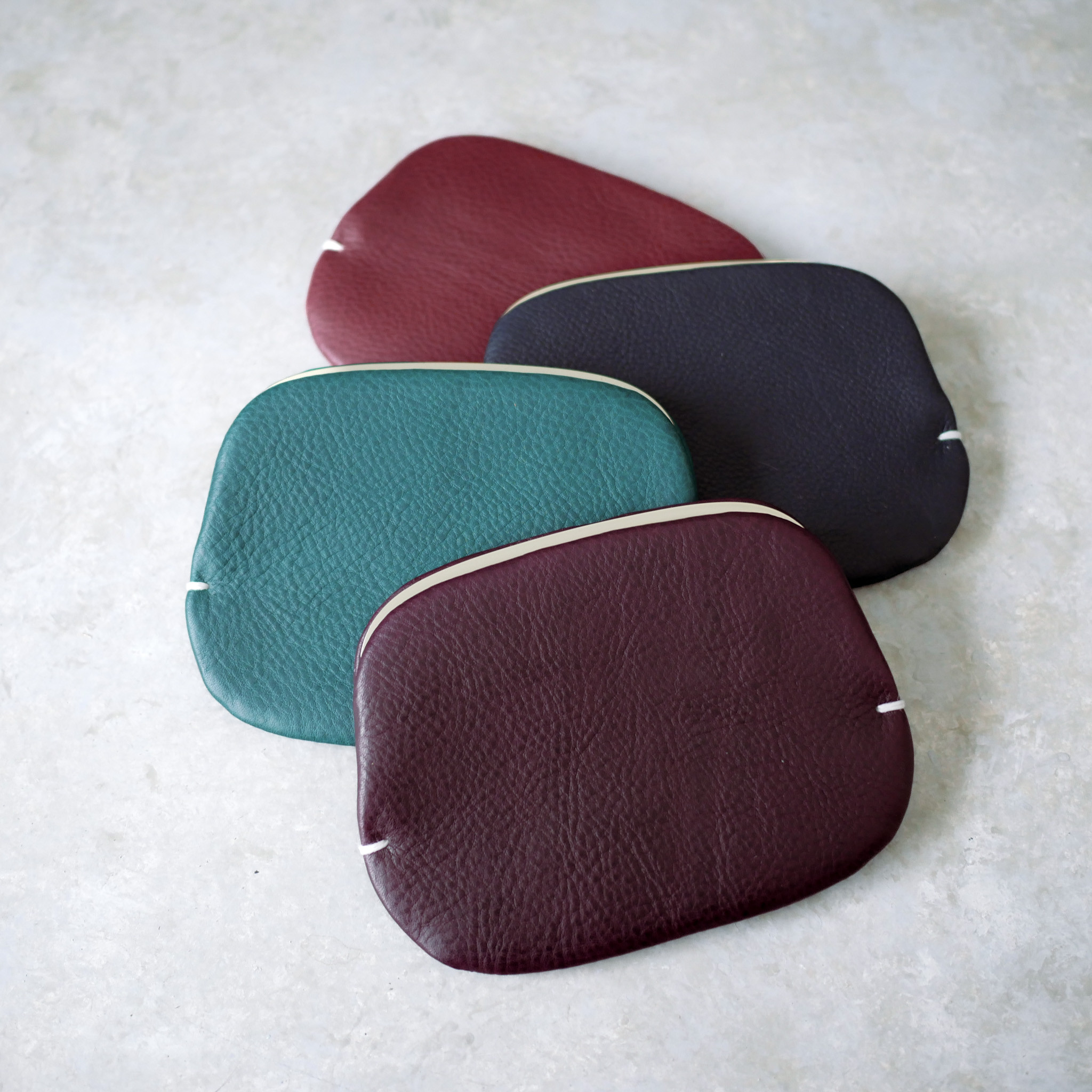 薄さが嬉しい！「ミニマムなスナップウォレット・M」　グレープ