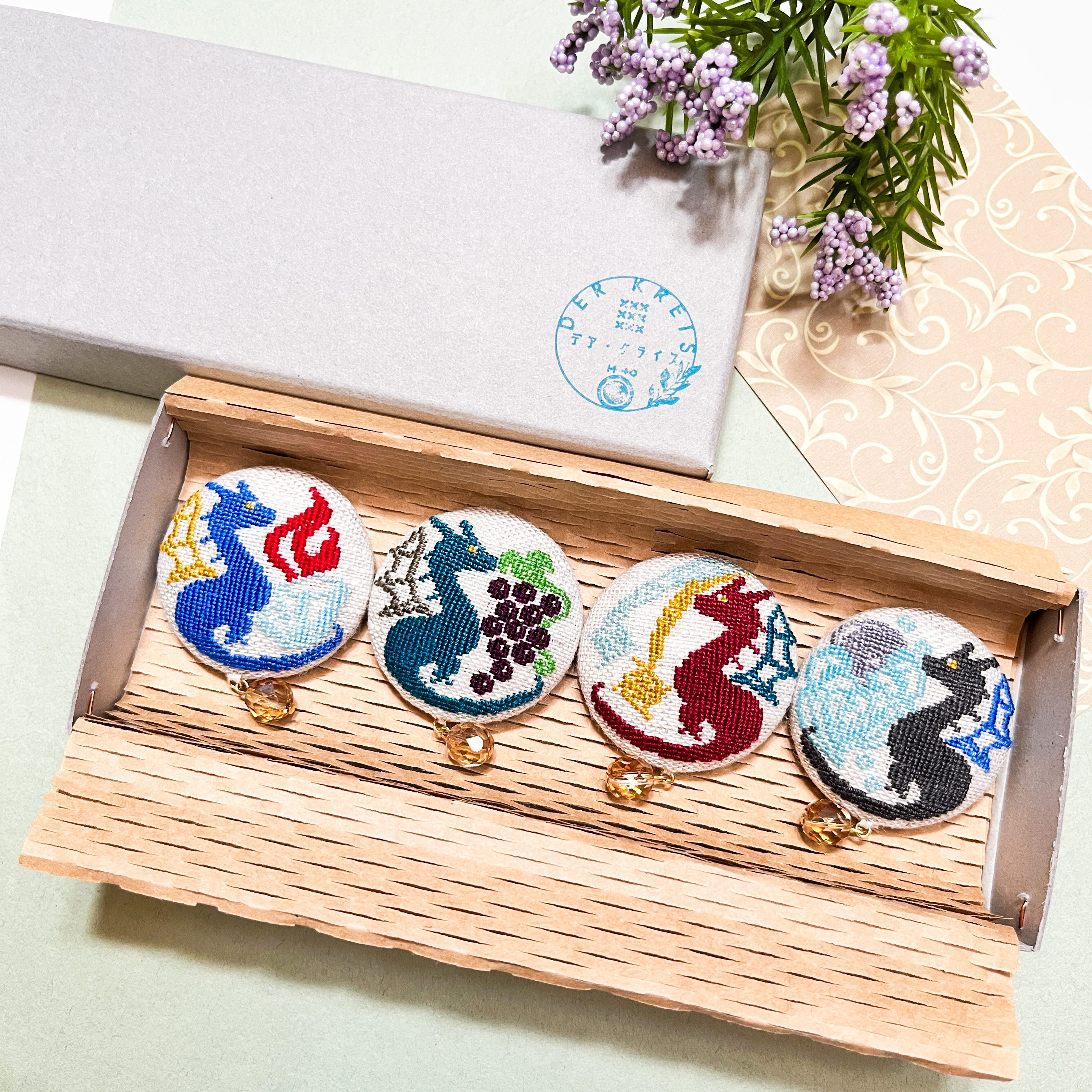 [専用　こり様]くるみボタン 刺繍 フェルト ブローチ ストラップ キジトラ 専用 こり様]くるみボタン 刺繍 フェルト ブローチ ストラップ