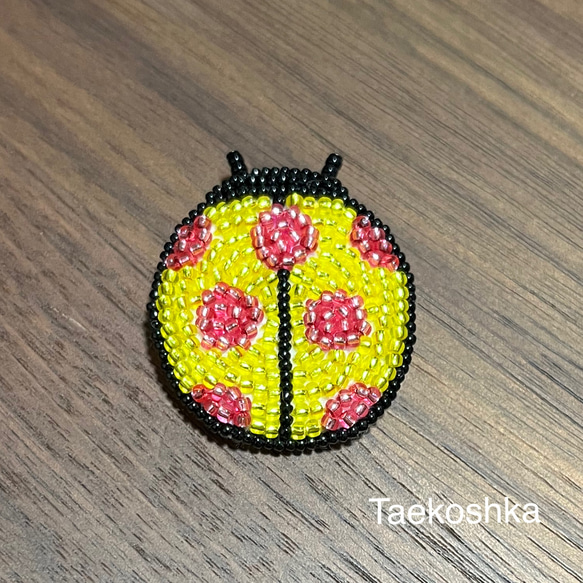 てんとう虫　ブローチ　ビーズ刺繡　黄色✖️ピンク 1枚目の画像